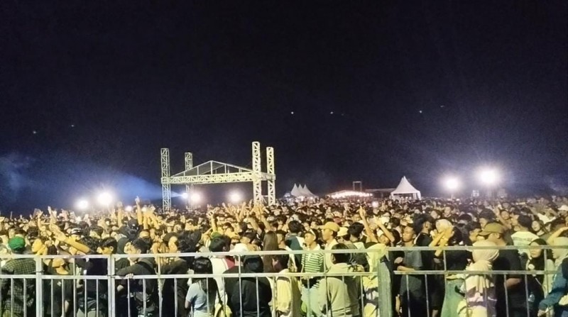Foto Suasana Meriah di Konser Amtenar dan Mr. JONO JONI pada Minggu malam (1/9/2024) (Sumber: Humas Polresta Mataram)